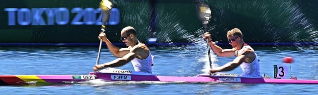 Max Hoff (vorne) und Jacob Schopf auf dem Weg zu Silber   | Foto: PHILIP FONG (AFP)