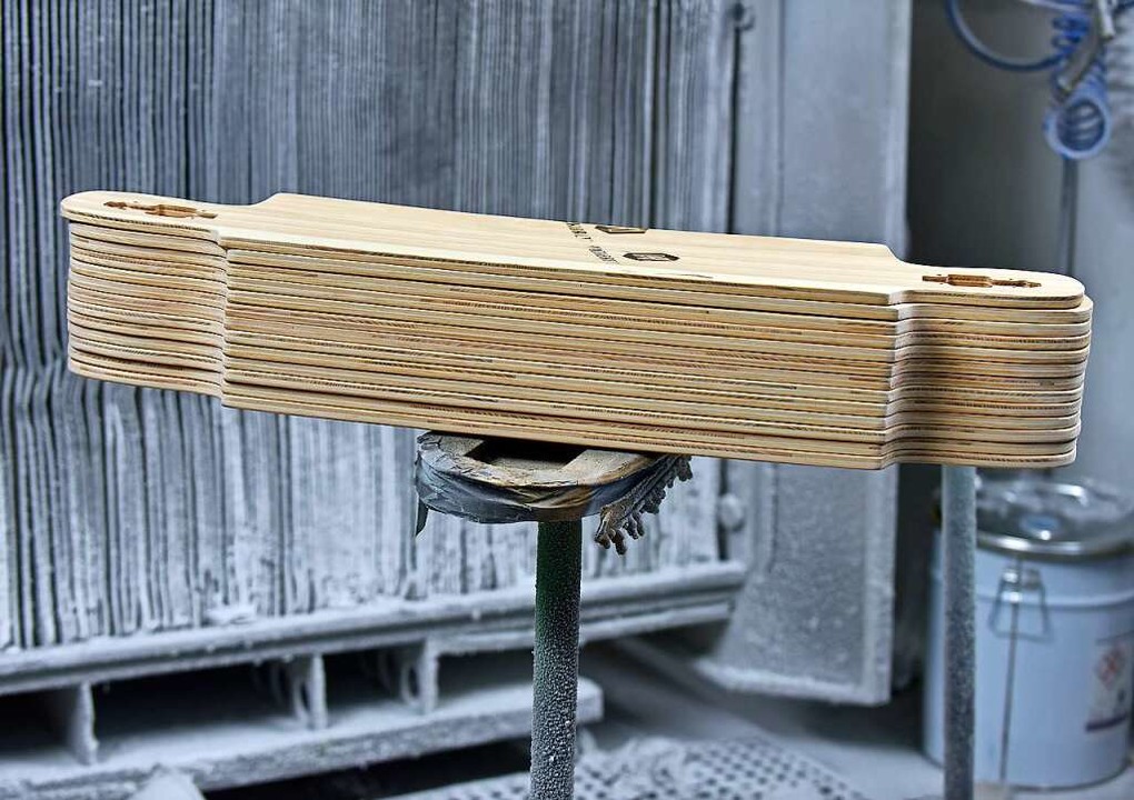 Ein Stapel Longboards aus der Manufakt...0;, die mit Naturmaterialien arbeitet.  | Foto: Michael Bamberger