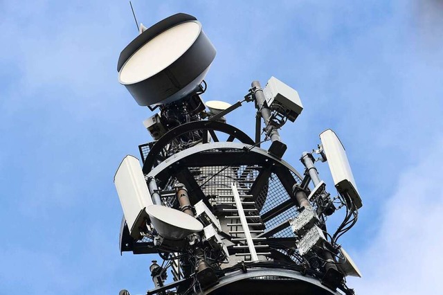 Ein  schnelleres Netz (auf dem Foto ein Mast mit 5G-Antenne) wollen alle.  | Foto: Soeren Stache