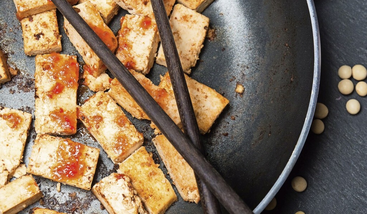 Gepresst und mariniert: So schmeckt Tofu herzhafter.  | Foto: Franziska Gabbert (dpa)