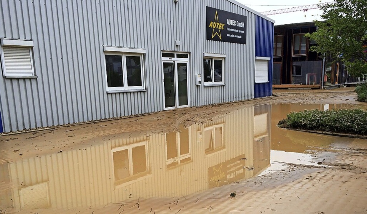 Nach dem Starkregen im Juni 2015 staut... Wasser im Gewerbegebiet Rheinweiler.   | Foto: Jutta Schütz