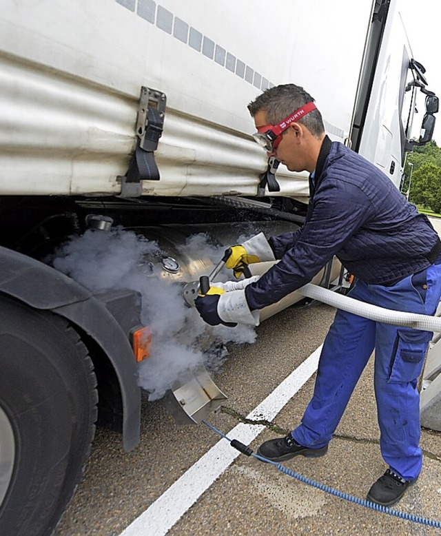 Betankung eines Lastwagens mit Flssiggas  | Foto: Stefan Puchner