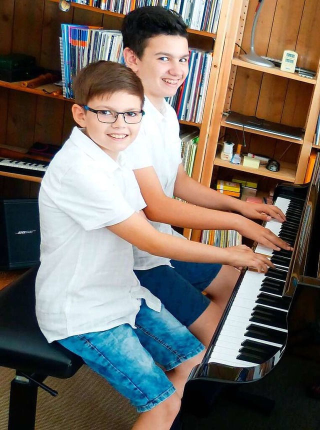 Alexandru und Stephan Duchaussoy haben Spa am Klavierspiel.  | Foto: Susanne Bremer