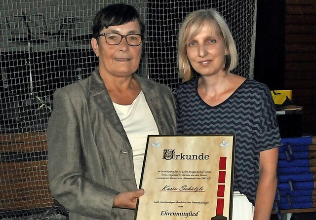 Karin Schtzle wurde von ihrer Nachfol... von Kohnle zum Ehrenmitglied ernannt.  | Foto: Herbert Trogus