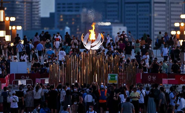 Noch bis Sonntag brennt das olympische... Stadtteil Ariake, um Fotos zu machen.  | Foto: Jan Woitas (dpa)
