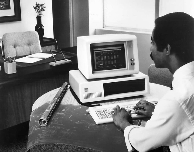 Arbeit am ersten IBM PC  | Foto: - (dpa)