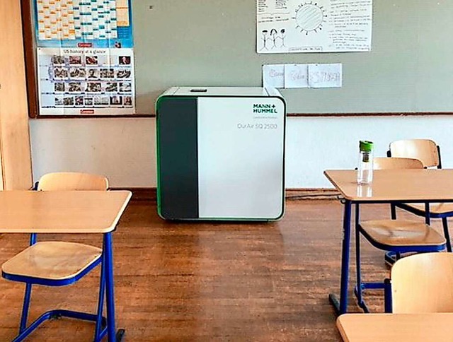 Ein mobiler Luftfilter in einer Schule  | Foto: Henning Otte (dpa)