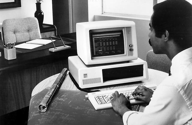 Arbeit am ersten IBM-PC  | Foto: - (dpa)