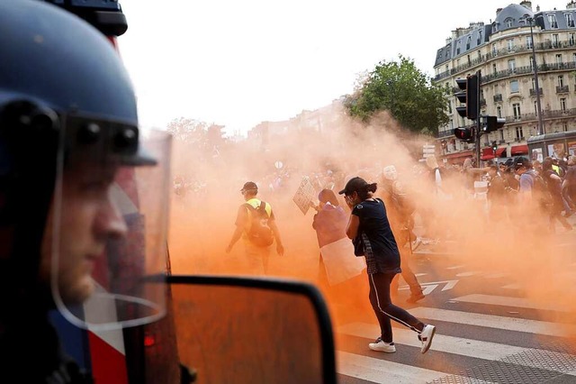 Gewaltttige Ausschreitungen in Paris ...k fast 200 Demonstrationen angemeldet.  | Foto: Adrienne Surprenant (dpa)