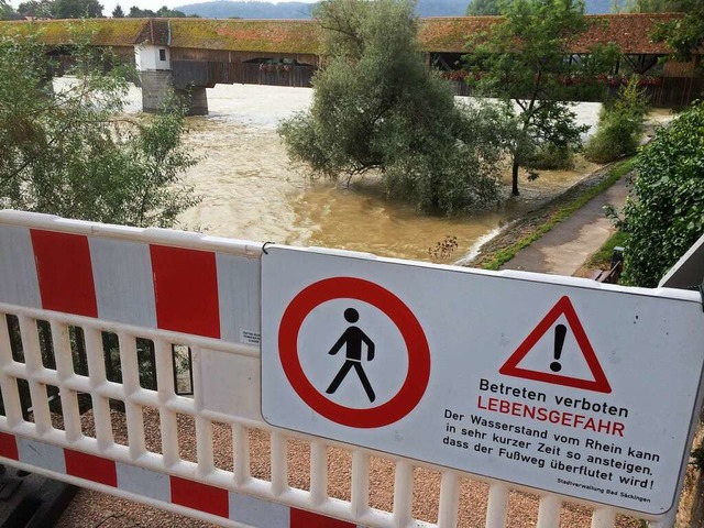 Zu Wochenbeginn ist der Rheinuferweg wieder wegen Hochwassers gesperrt gewesen.  | Foto: Annemarie Rsch