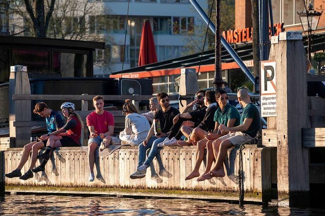 Sieht aus wie immer: Junge Leute genieen die Sonne in Amsterdam   | Foto: ANP (imago)