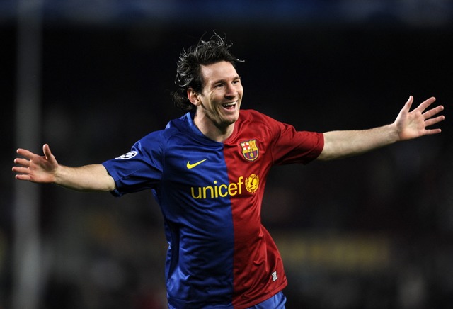 Einen jubelnden Messi im Trikot von Ba...nier nun vor einem Wechsel nach Paris?  | Foto: LLUIS GENE (AFP)