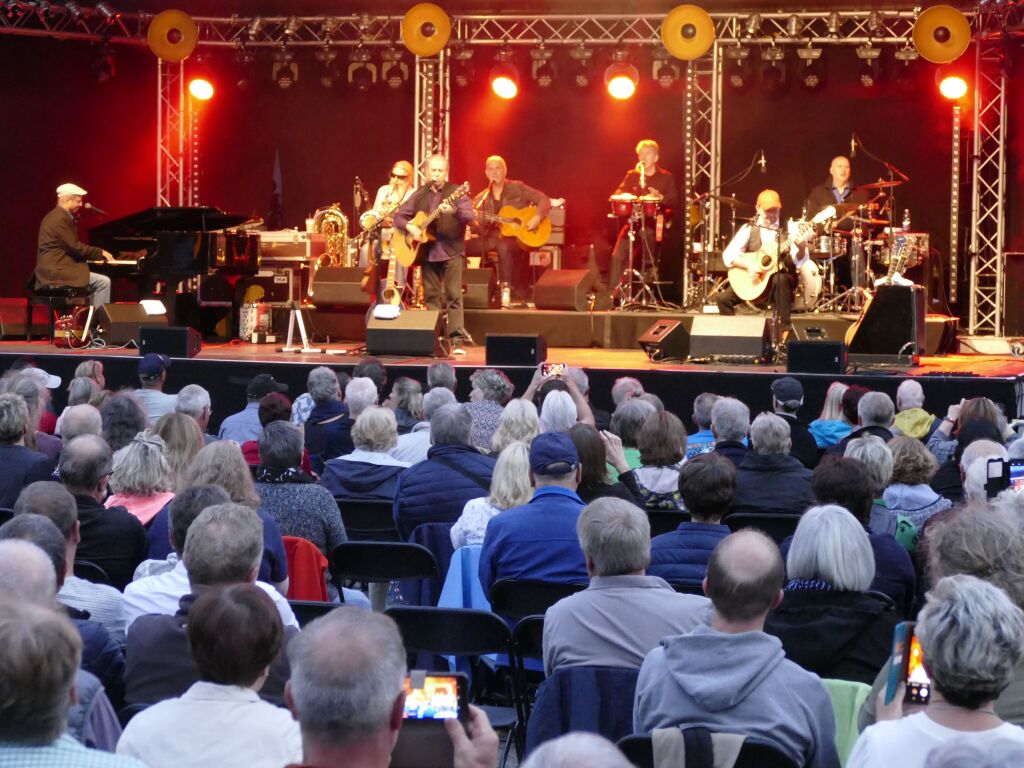 Welch wrdiger Abschluss der Open-Air-Saison in Bad Krozingen: Die Spider Murphy Gang rockte am Freitag den Kurpark und alle waren zufrieden und dankbar.