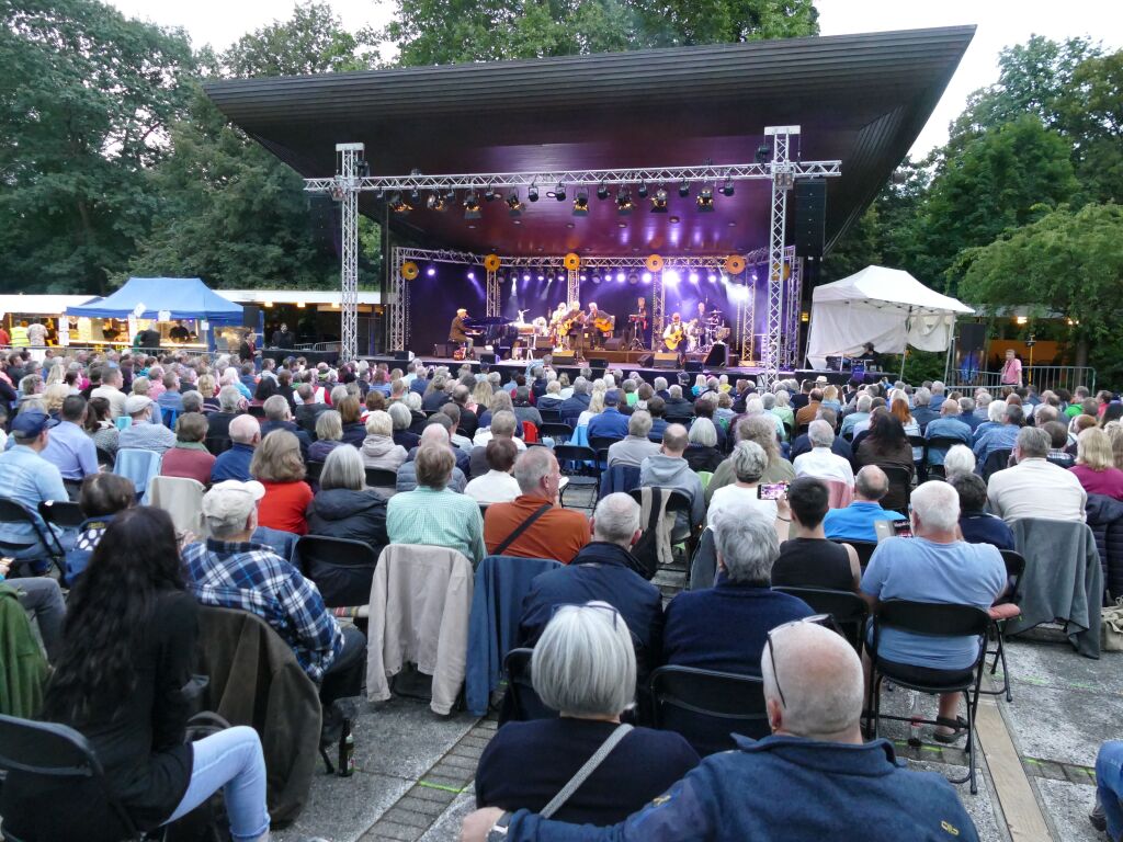 Welch wrdiger Abschluss der Open-Air-Saison in Bad Krozingen: Die Spider Murphy Gang rockte am Freitag den Kurpark und alle waren zufrieden und dankbar.