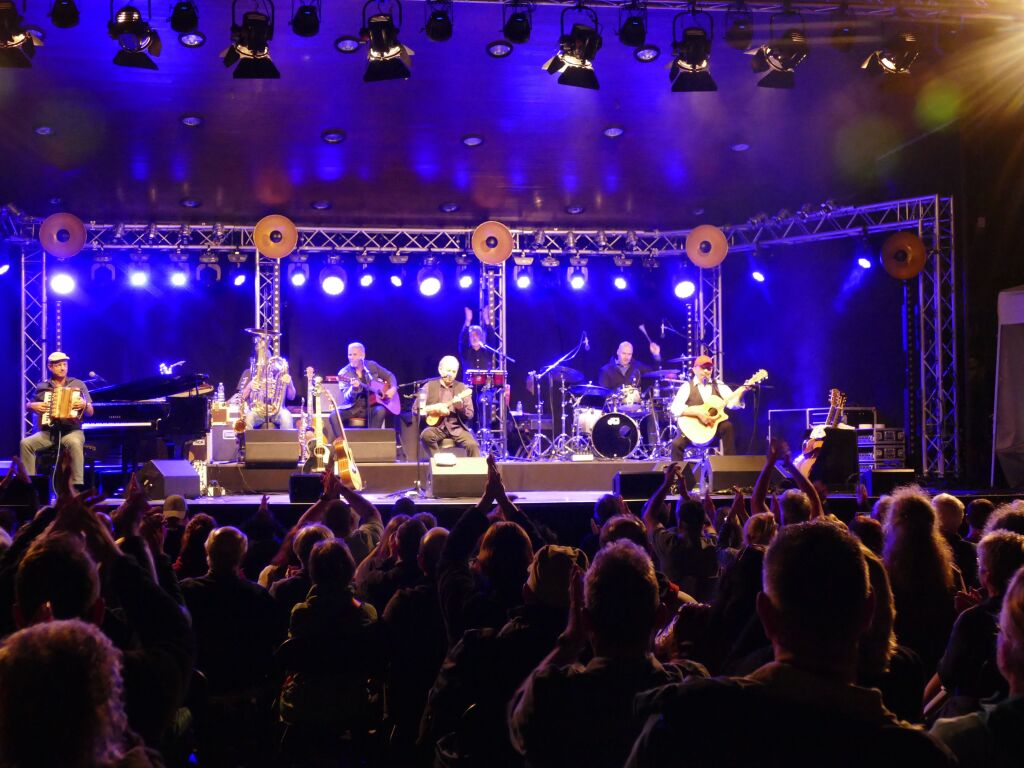 Welch wrdiger Abschluss der Open-Air-Saison in Bad Krozingen: Die Spider Murphy Gang rockte am Freitag den Kurpark und alle waren zufrieden und dankbar.