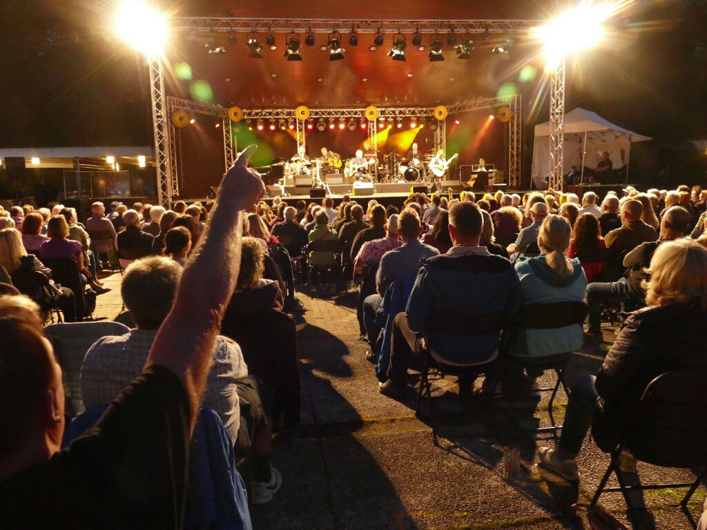 Welch wrdiger Abschluss der Open-Air-Saison in Bad Krozingen: Die Spider Murphy Gang rockte am Freitag den Kurpark und alle waren zufrieden und dankbar.