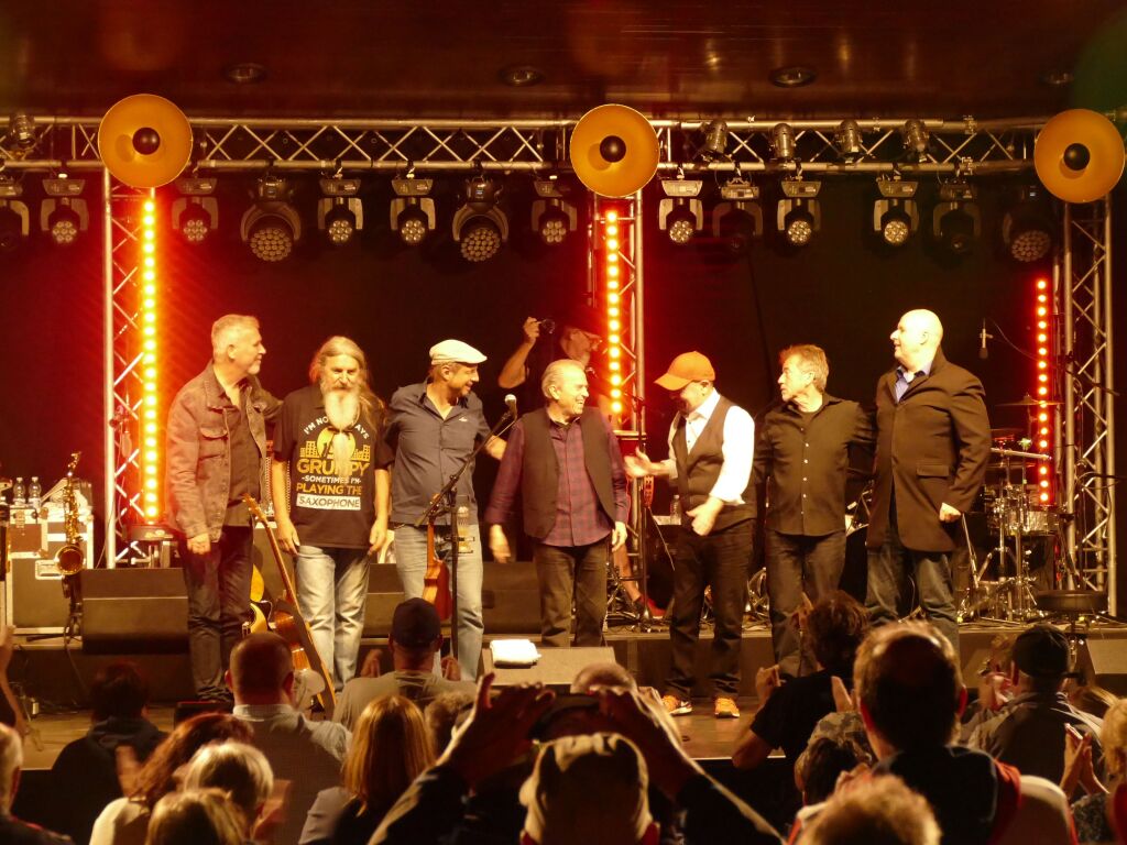 Welch wrdiger Abschluss der Open-Air-Saison in Bad Krozingen: Die Spider Murphy Gang rockte am Freitag den Kurpark und alle waren zufrieden und dankbar.