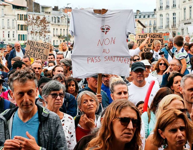 Protestteilnehmer ohne Mund-Nasen-Schu...t im Gesundheitswesen zu protestieren.  | Foto: Bob Edme (dpa)