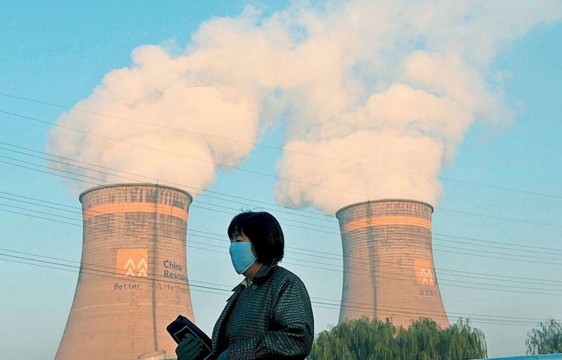 Eine Frau mit Mundschutz passiert die ...yang im Nordosten Chinas (Archivfoto).  | Foto: A2800 epa Mark