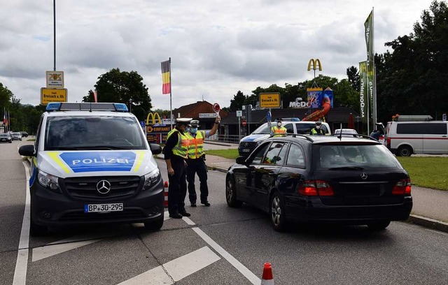 Die Bundespolizei  kontrolliert am Donnerstagmorgen in Breisach.  | Foto: Stefan Ammann