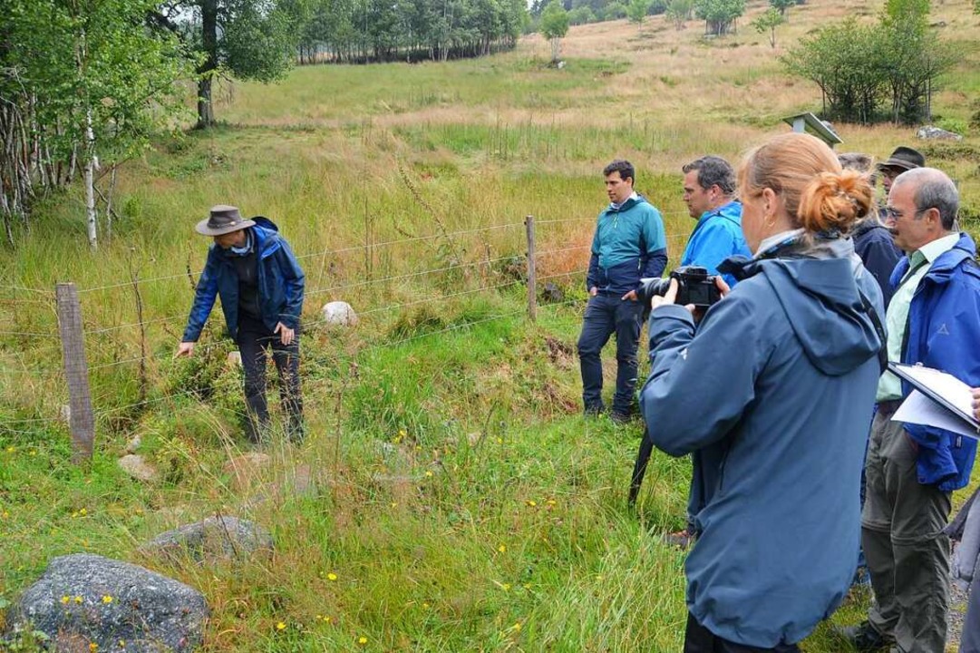 Hansjörg Stoll (links) zeigte anhand e...ei dem Bau von  Wolfsschutzzäunen auf.  | Foto: Christiane Sahli