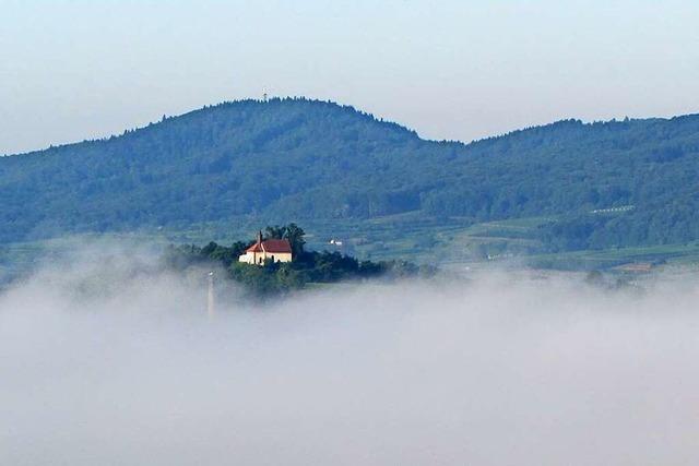 Die Michaelskapelle in Riegel im Morgengrauen