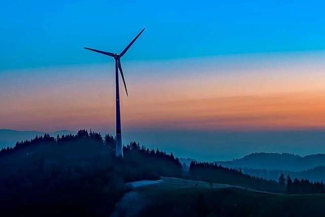 Vollmond beim Windrad auf dem Tnnlebhl in Freiamt