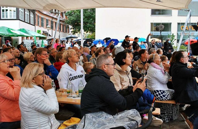 Rund 300 Menschen hatten sich auf dem ...reiche Stadtrte aus allen Fraktionen.  | Foto: Wolfgang Achnitz