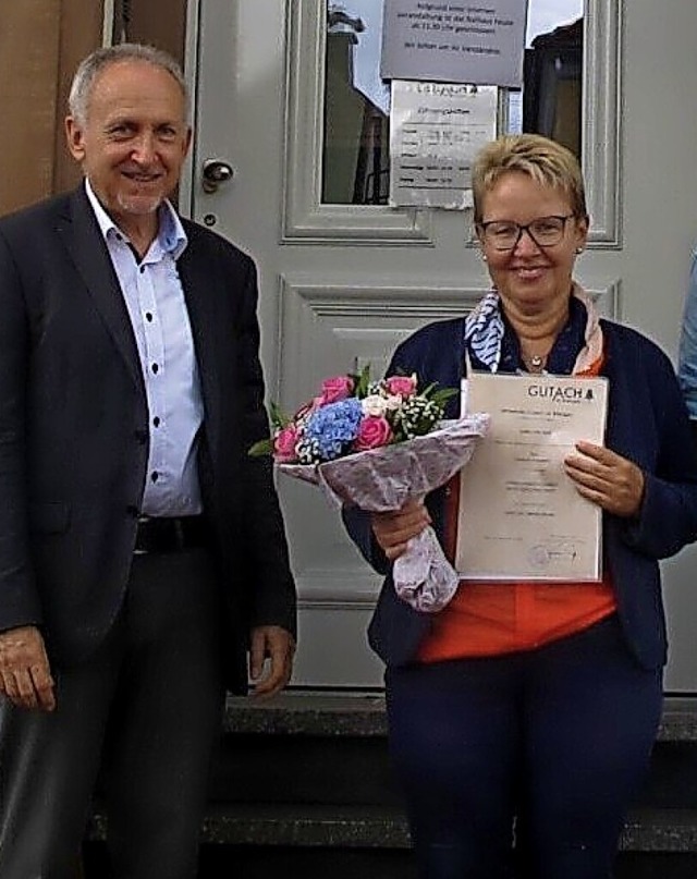 Brgermeister Urban Singler gratuliert Susanne Klausmann.  | Foto: Gemeinde Gutach