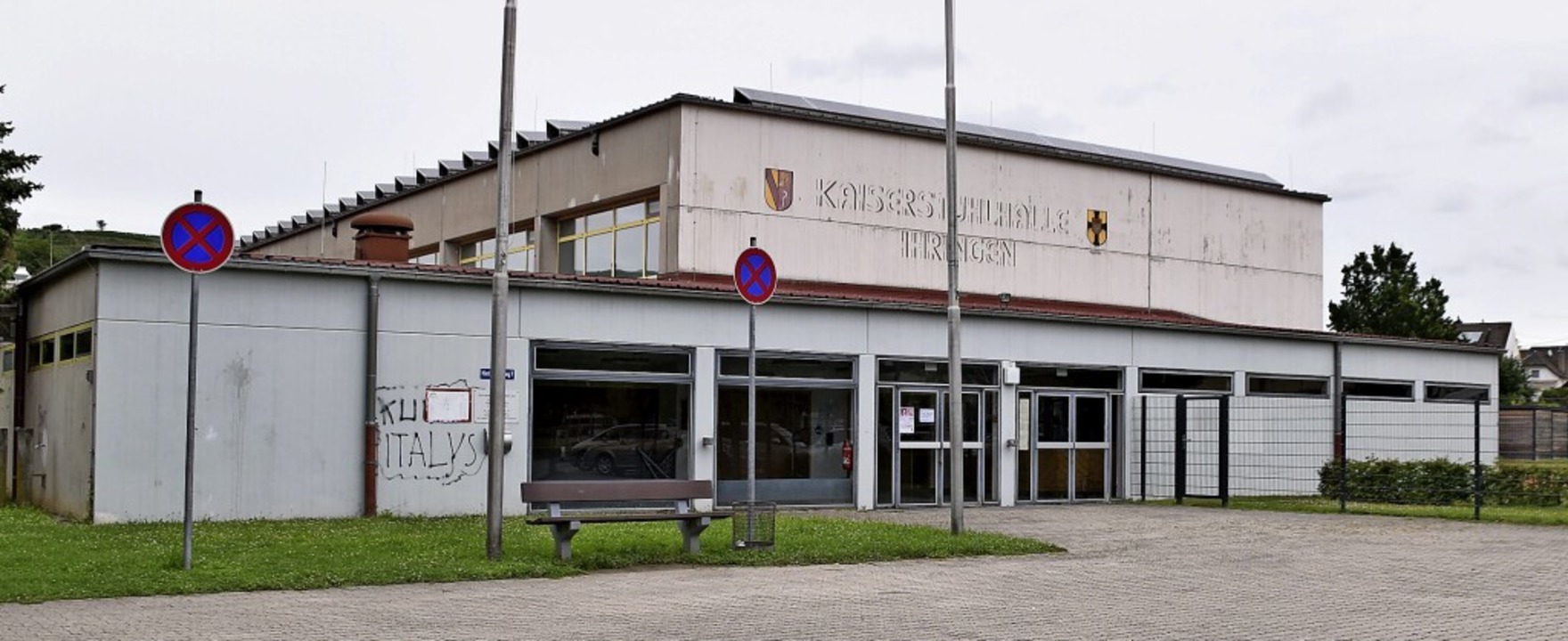 Auch die Kaiserstuhlhalle ist in die Jahre gekommen.  | Foto: Thomas Rhenisch