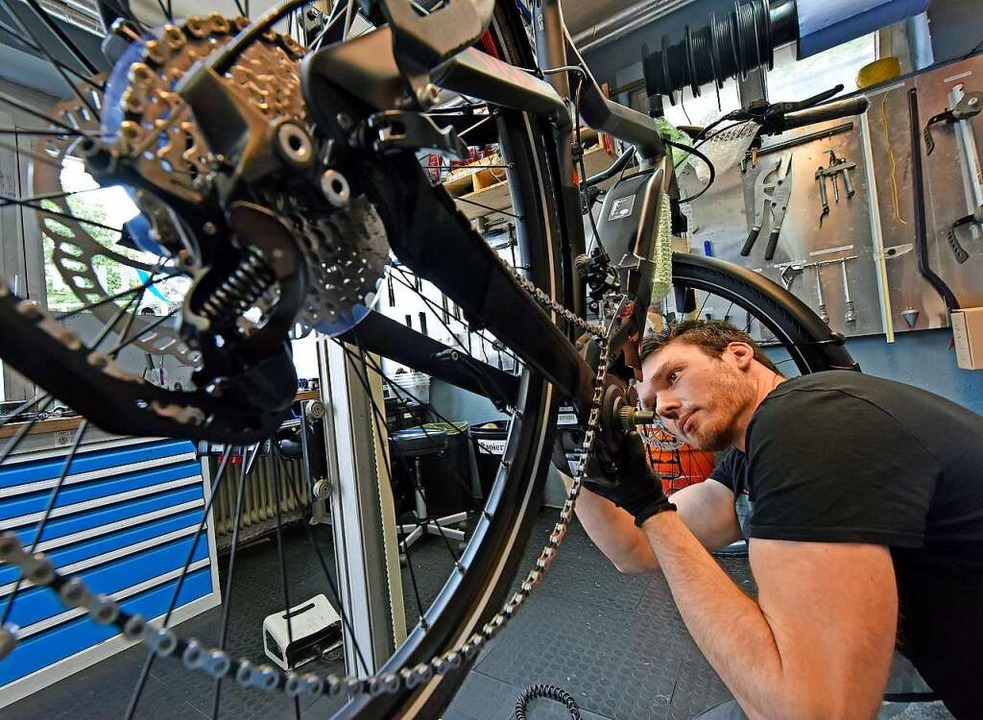 In der Werkstatt bei Extratour: Etwa 2...g zu tun als an Fahrrädern ohne Motor.  | Foto: Michael Bamberger