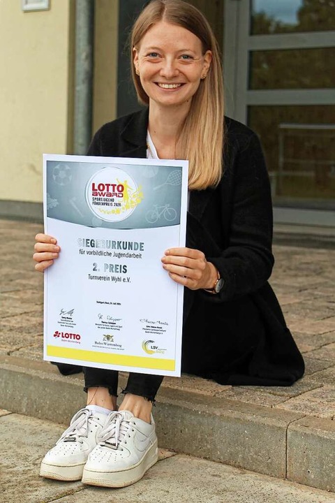 Nicole Röttele vom TV Wyhl mit der Urk...hl beim Lotto-Sportjugend-Förderpreis.  | Foto: Ruth Seitz