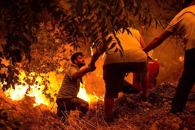 Nur noch die rugeschwrzten Mauern st...aus nach einem Brand im Norden Athens.  | Foto: ANGELOS TZORTZINIS (AFP)