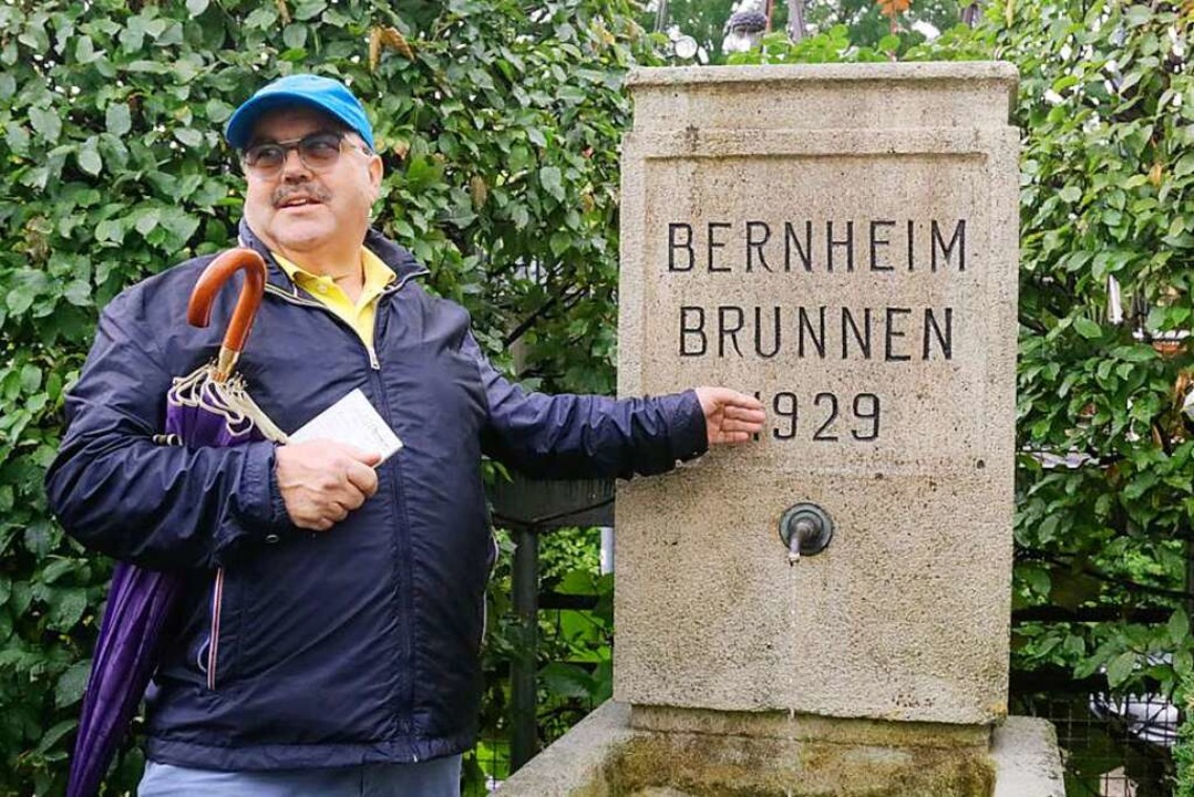 Jürgen Ernst erzählt die Herkunft des  Bernheimbrunnens.  | Foto: Sandra Decoux-Kone
