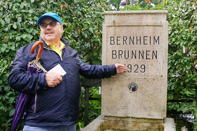 Jrgen Ernst erzhlt die Herkunft des  Bernheimbrunnens.  | Foto: Sandra Decoux-Kone