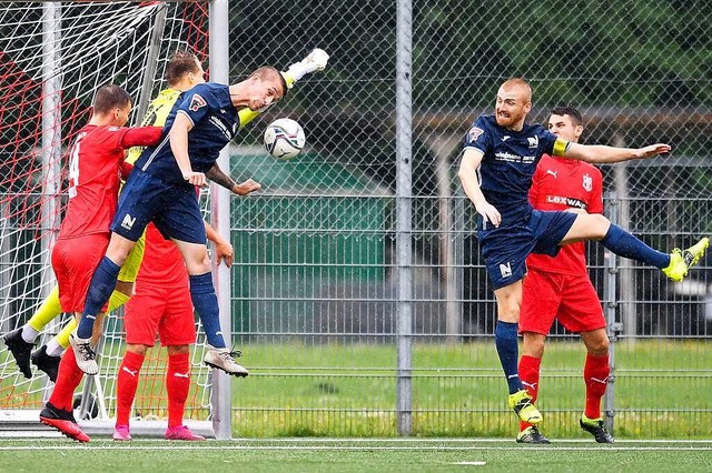 Hochbetrieb im Freiburger Strafraum: F... um Kapitn Tobias Fausel (links) weg.  | Foto: Achim Keller