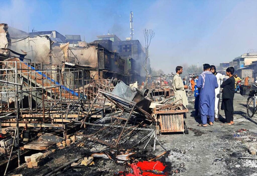 Menschen inspizieren in der Provinzhau...en Sicherheitskräften zerstört wurden.  | Foto: Abdullah Sahil (dpa)
