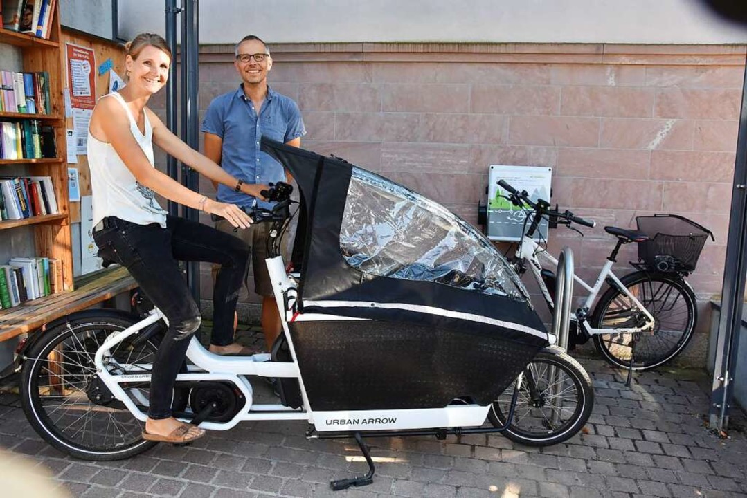 Anne Dittrich und Christian Ott stellen das neue Lastenfahrrad vor.  | Foto: Andrea Steinhart