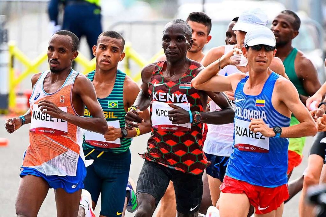Bis Kilometer 25 konnten einige Marath...n. Dann zog der Kenianer das Tempo an.  | Foto: CHARLY TRIBALLEAU (AFP)