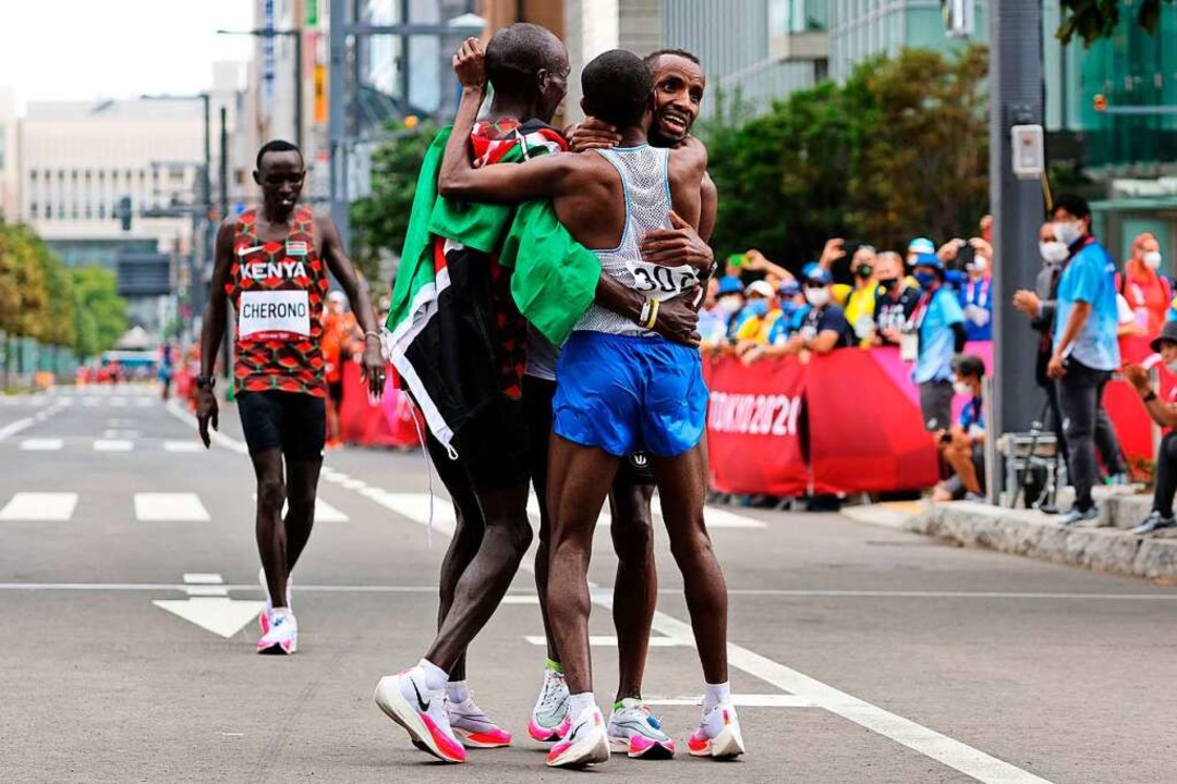 Die ersten Vier des olympischen Marath...e (Silber), Bashir Abdi (Bronze), v.l.  | Foto: GIUSEPPE CACACE (AFP)
