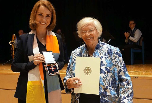 Hohe Ehrung: Staatssekretrin Petra Ol...ienstkreuz am Bande an Margot Richter.  | Foto: Roswitha Frey