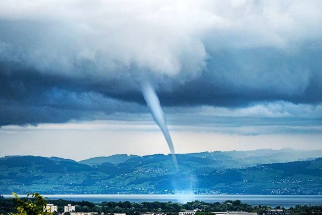 Eine Wasserhose fegt vor Friedrichshaf...de ber dem Bodensee gesichtet worden.  | Foto: Dr. Christoph Sommergruber (dpa)