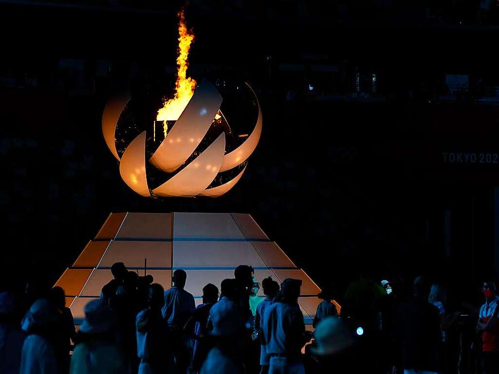 Das Olympische Feuer brennt whrend der Abschlusszeremonie.