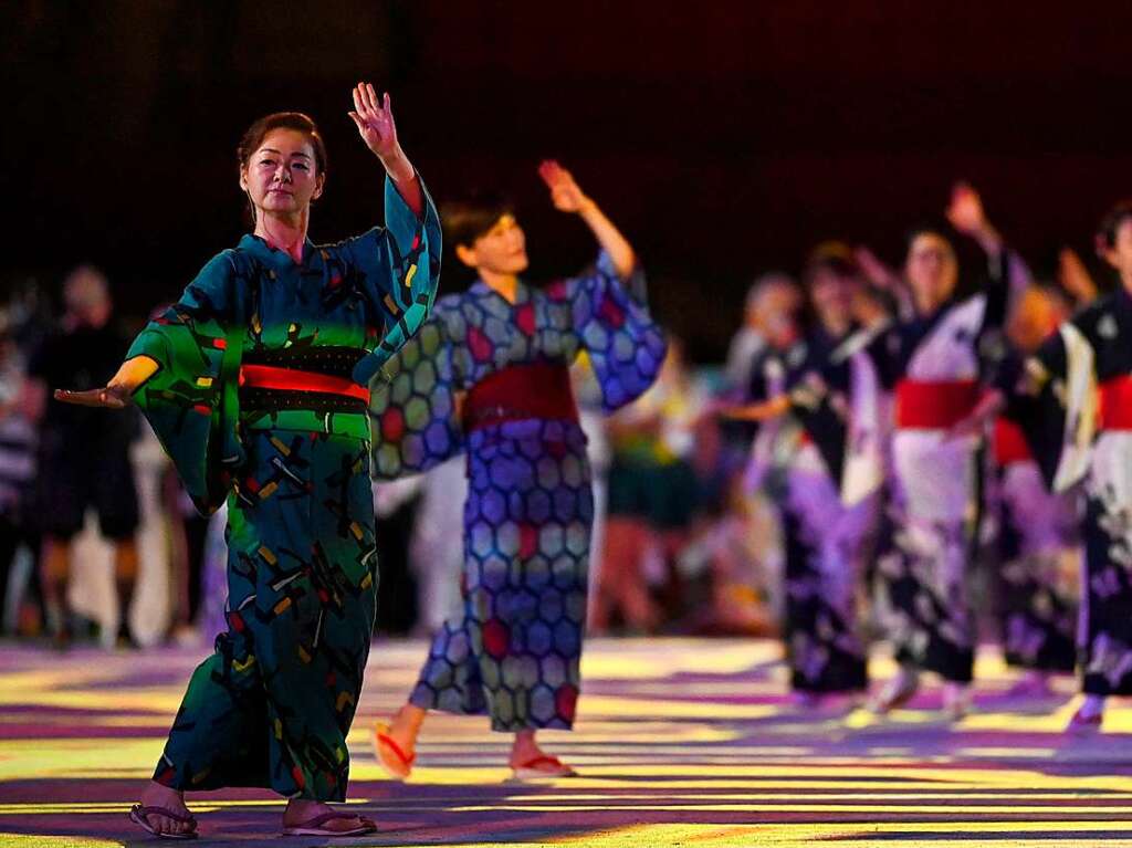 Japanische Tnzerinnen fhren traditionelle Tnze vor.