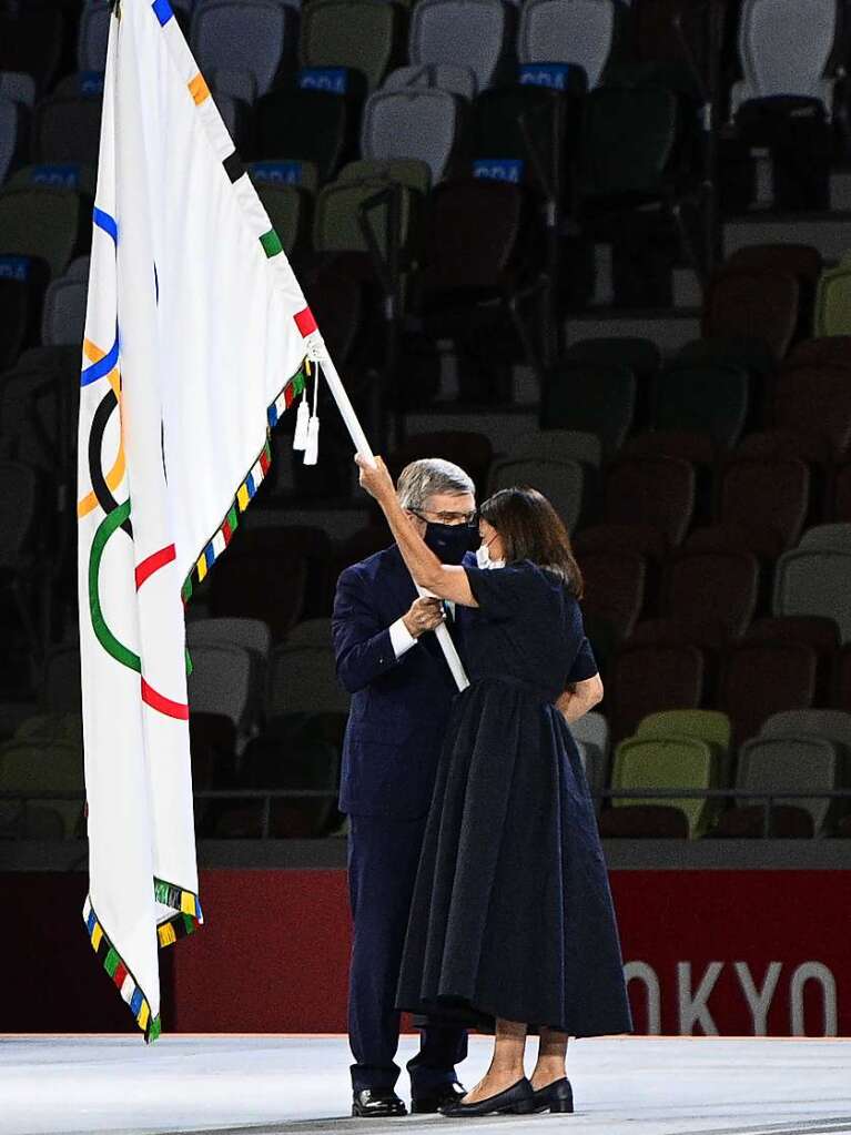 IOC-Prsident Thomas Bach bergibt die Flagge an Anne Hidalgo, Brgermeisterin von Paris. Dort finden 2024 die nchsten Olympischen Sommerspiele statt.