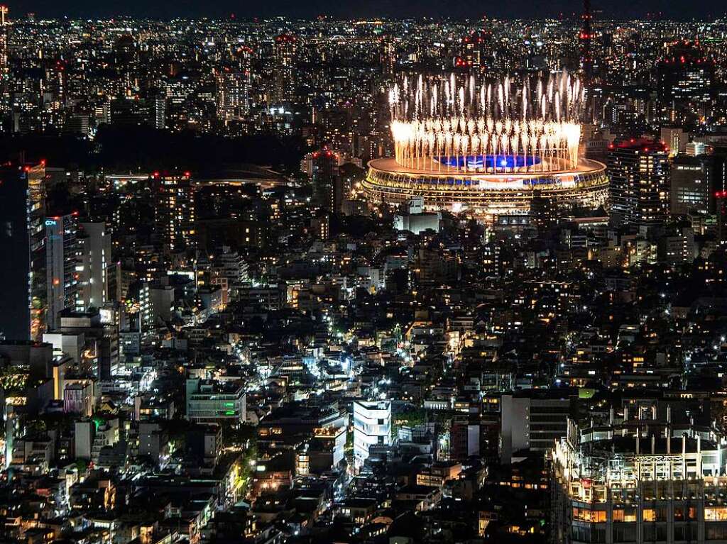 Feuerwerk ber dem Olympiastadion in Tokio