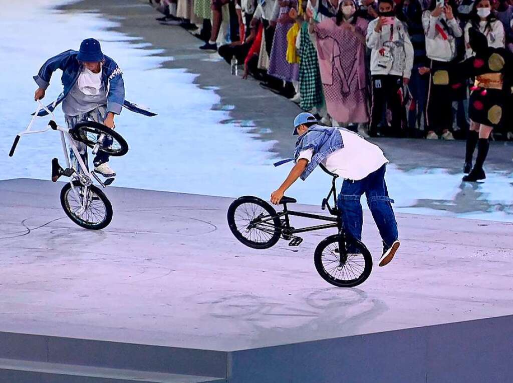 BMX-Fahrer zeigen, was sie akrobatisch drauf haben.