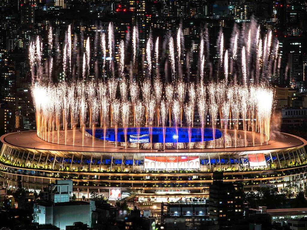 Mit einem groen Feuerwerk ber dem Olympiastadion in Tokio gehen die Spiele zu Ende.