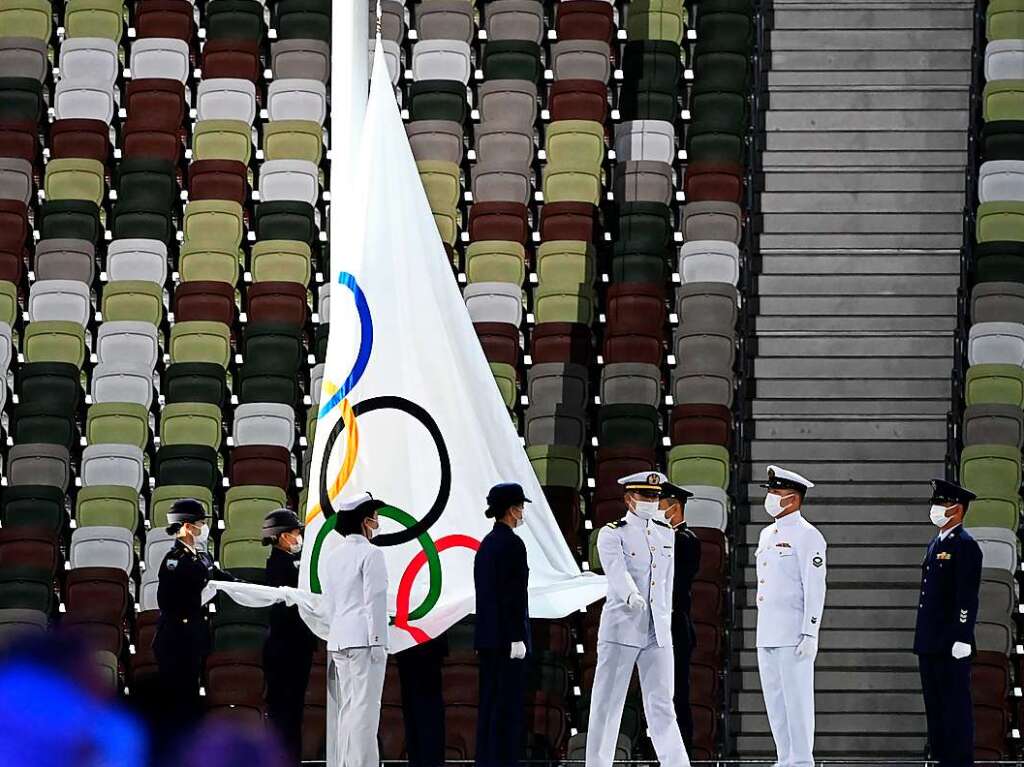 Die Olympische Flagge wird eingeholt.