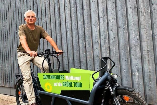 Gerhard Zickenheiner fhrt mit dem Lastenrad durch den Wahlkreis